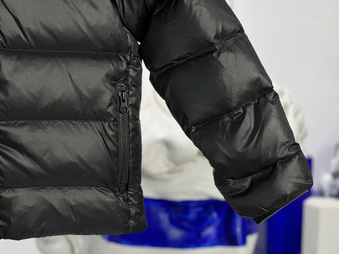 P640 CANADA GOOSE Canada Goose Crofton Children's Down Hoodie Big Goose Down Jacket 5460K Product Features ·This style uses thin channel-filled structural filling: 750-fill duck down, with lightweight fabrics and trims, lightweight and warm, allowing you to move freely ·Decorated with iconic double-stripe reflective details on the back ·Adjustable down hood sewn with reflective trim to enhance warmth and better protect against bad weather ·A weatherproof placket is designed under the two-way zipper to prevent wind and keep warm. The zipper opens from the bottom for increased range of motion and improved breathability. Power Stretch® reflective cuffs are stylish and lightweight, adding wind protection and warmth and making you more visible in low-light environments. Goose I.D. heritage label on the inside. 2 exterior pockets: Hand pockets with zipper closure and tricot fabric at the joints for softness and warmth.